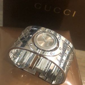 10’ Gucci Twirl Watch